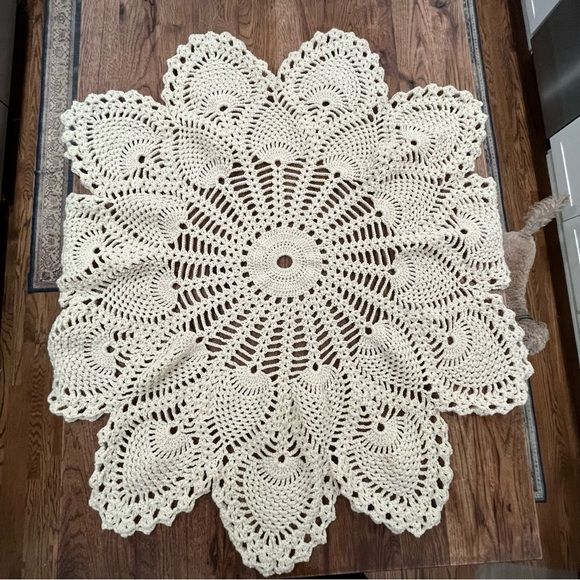 Vintage crochet floral look round table topper tablecloth - Picture 2 of 9